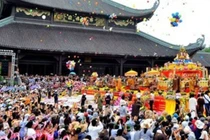 Chăm sóc sức khỏe cho người già, trẻ em khi đi lễ chùa đầu xuân