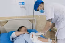 Bé gái ở Phú Thọ bị chó hàng xóm cắn phải nhập viện 