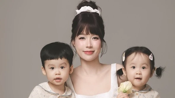 Hot girl Sam khoe ảnh bên hai con, nhan sắc sau sinh ngày càng thăng hạng