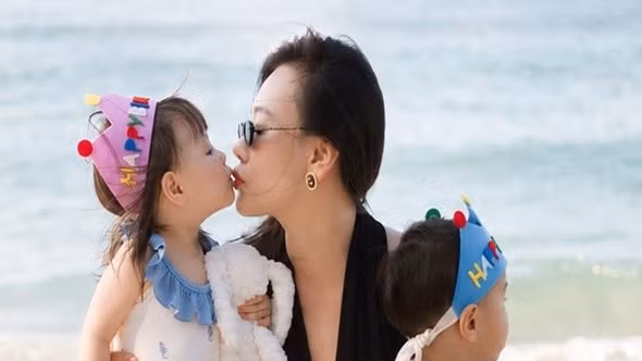 Phương Oanh khoe khoảnh khắc ngọt ngào bên cặp song sinh trên biển