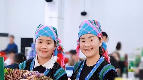 Khởi nghiệp từ chiếc điện thoại cũ, Vừ Thị Xia - Vừ Chứ tạo nguồn thu ổn định