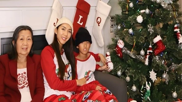 Người mẫu Ngọc Quyên đón Giáng sinh bên người thân ở Mỹ