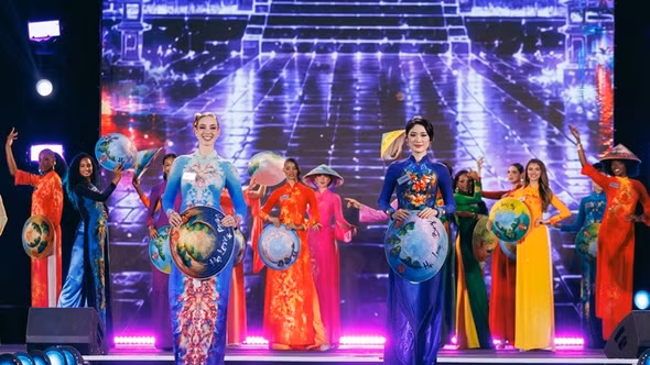 [GALLERY] Hơn trăm thí sinh Miss World 2026 khoe sắc với áo dài Việt