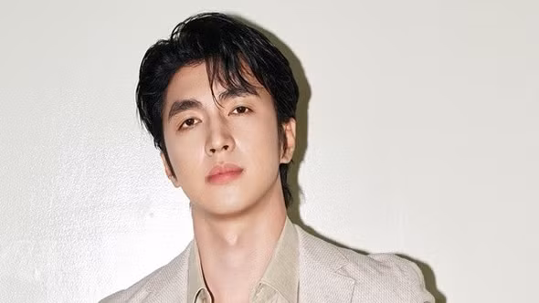 Bình An đóng đinh với vai 'phi công trẻ' cặp phú bà trên màn ảnh