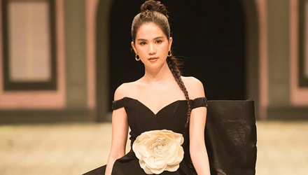 Video: Ngọc Trinh đẹp nín thở khi làm vedette tại Hà Nội