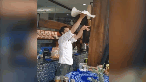 Video: Cán bột làm bánh siêu mỏng, siêu mịn bằng... thái cực quyền