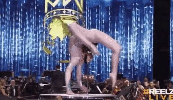 Video: Miss Mông Cổ ngã gập người trên sân khấu chung kết Miss World - Hình 2 Video: Miss Mong Co nga gap nguoi tren san khau chung ket Miss World-Hinh-2