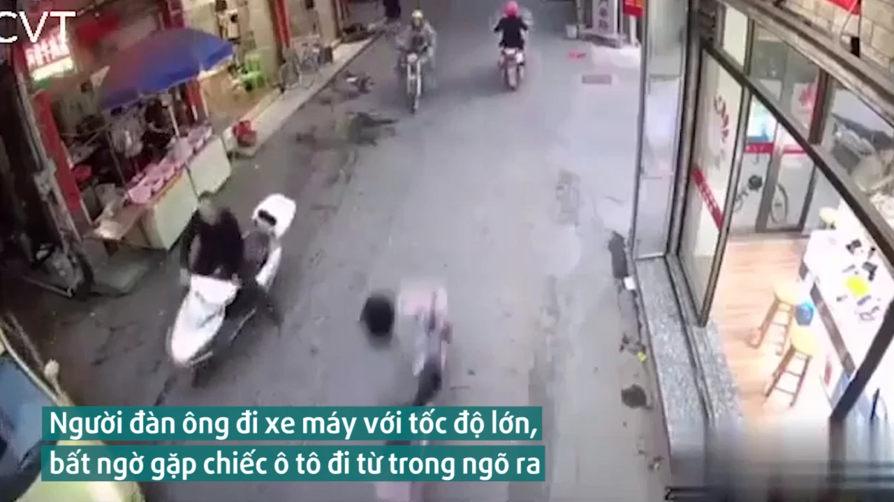 Video: Pha drift xe máy trên phố khiến người xem 'há hốc mồm'