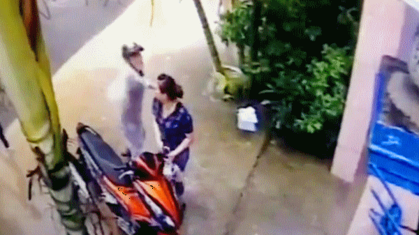 Video: Bị từ chối cho số điện thoại, gã đàn ông đấm thẳng mặt cô gái