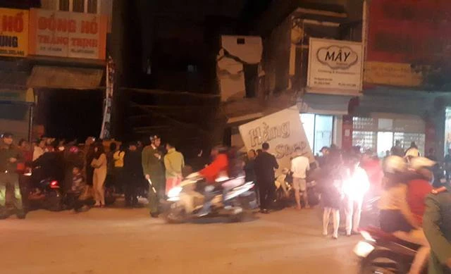 Video: Nhà 2 tầng ở Thanh Hóa bất ngờ đổ sập trong đêm