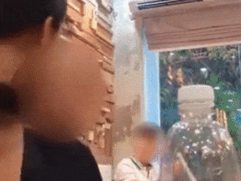 Video: Nam thanh niên bị cô gái tát 'không trượt phát nào' chảy cả máu mồm, phút cuối vẫn phải cúi đầu xin lỗi