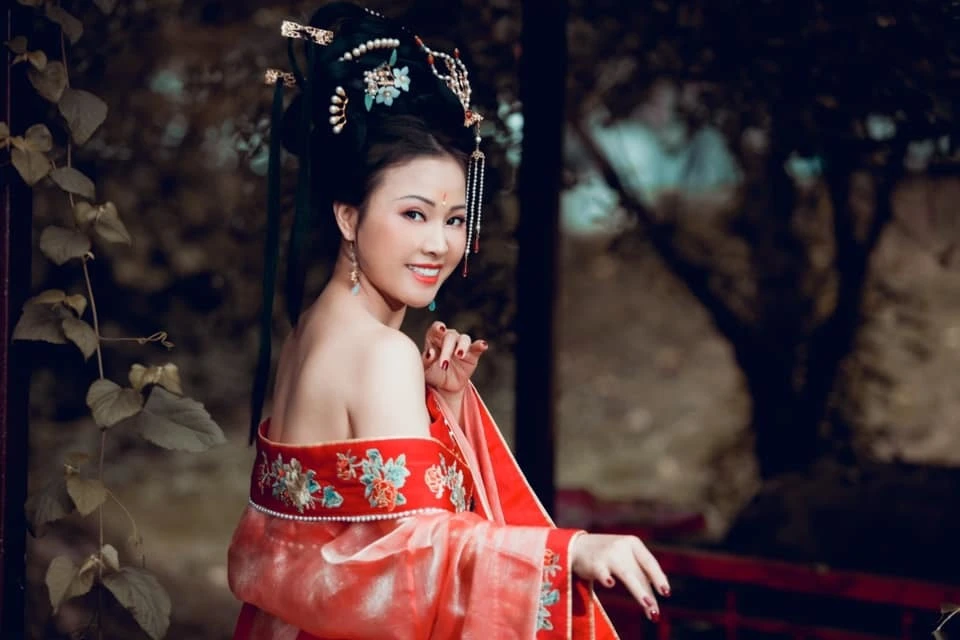 Vợ NSƯT Đăng Dương đổi phong cách cổ trang gợi cảm