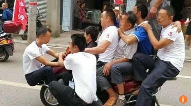 Video: Cân 6 người trên một chiếc xe máy, một phụ nữ văng ra đường thoát chết trong gang tấc