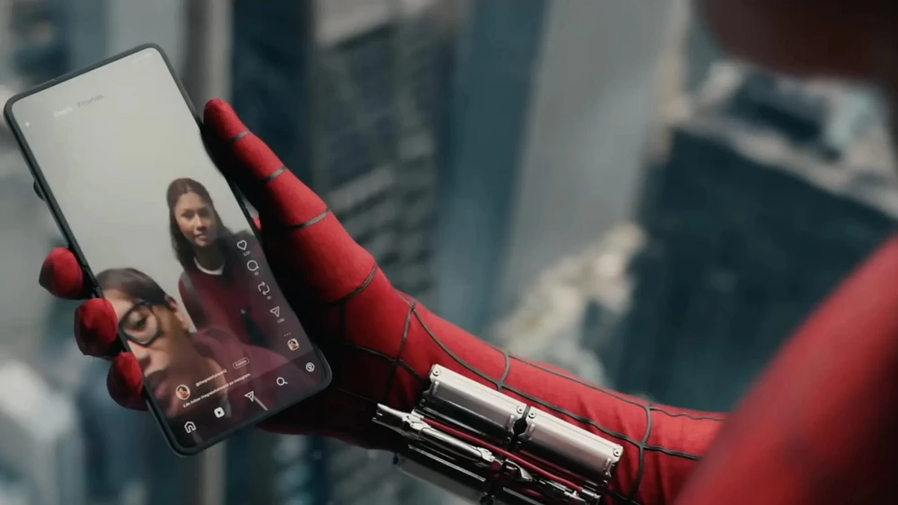 Người Nhện bỏ iPhone dùng Z Flip gây tranh cãi