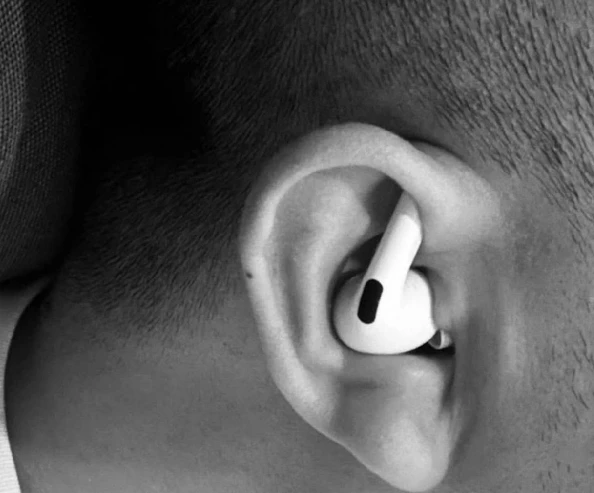 Đeo AirPods kiểu “lạ”, AI cũng gật đầu nhưng sai bét