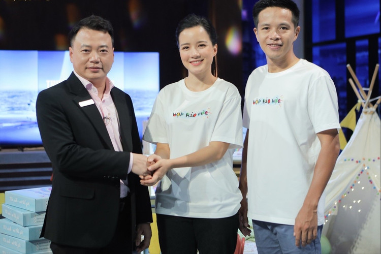 MC Minh Trang và chồng (ngoài cùng bên phải) gọi vốn thành công ở Shark Tank Việt Nam. MC Minh Trang và chồng (ngoài cùng bên phải) gọi vốn thành công ở Shark Tank Việt Nam.