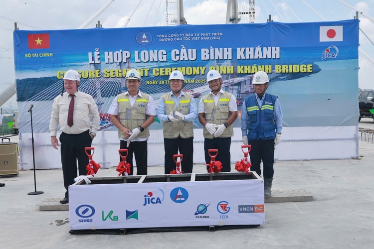 Lễ hợp long cầu Bình Khánh diễn ra vào sáng 28-6. Lễ hợp long cầu Bình Khánh diễn ra vào sáng 28-6.