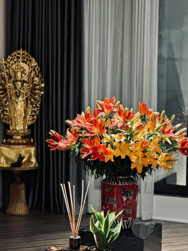 Hoa huệ đỏ cam gợi cảm giác trang nghiêm nhưng không kém phần tươi sáng. Ảnh: FB Ngoc Trinh Duong ngoc-trinh6.jpg