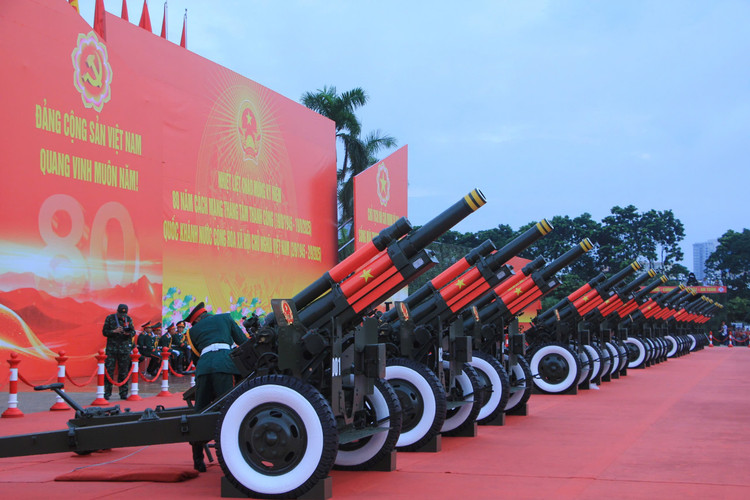 2.3トンを超える榴弾砲が砲兵エリアに移動され、発射の準備が整いました。 phao1.jpg