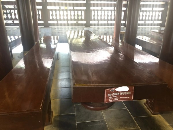Tầng 1 của nhà sàn có 14 bộ sập bằng gỗ đinh hương, cẩm lai nguyên khối có tuổi từ 300 - 500 năm. Ảnh: Plo nha-san6.jpg