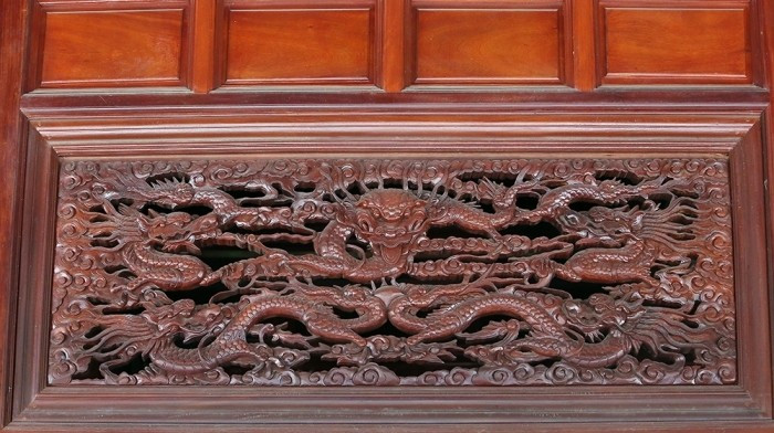Ngôi nhà được các nghệ nhân chạm trổ họa tiết, từ "long, ly, quy, phụng", "tùng, cúc, trúc, mai" cho đến các loại chim thú, hoa lá...Ảnh: Internet nha-san8.jpg