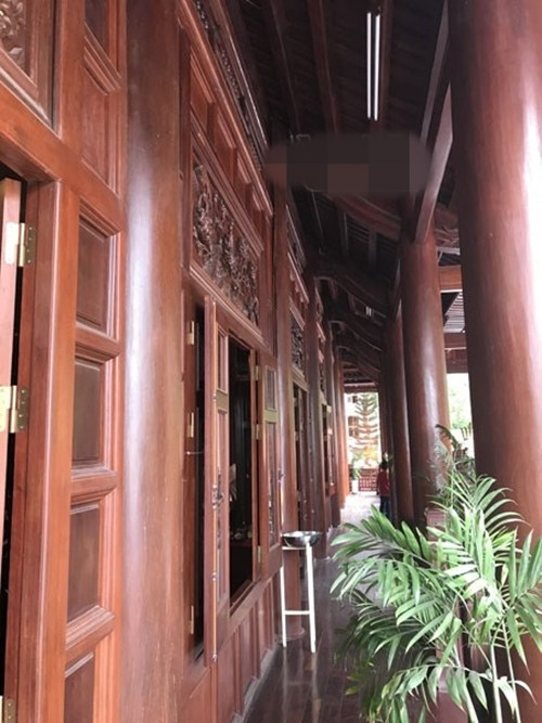 Hành lang phía trước tầng 2 của ngôi nhà sàn. Ảnh: Anninhthudo nha-san13.jpg