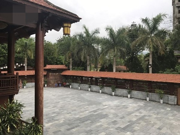 Từ tầng 2 nhìn ra khoảng sân rộng. Ảnh: Anninhthudo nha-san11.jpg