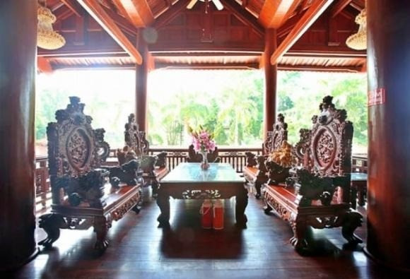 Đáng chú ý, nguồn gỗ lim sử dụng trong công trình được nhập khẩu từ Lào, trong đó có những cây gỗ nguyên khối tuổi thọ hơn 900 năm. Ảnh: Reatimes nha-san7.jpg