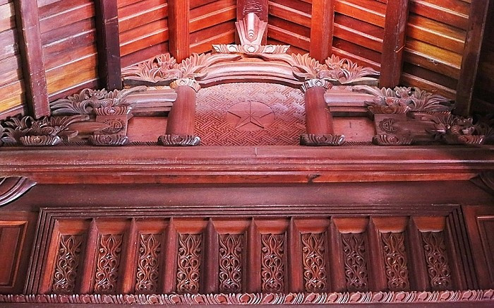 Toàn bộ hệ thống cột kèo, trần nhà, sàn, tường... đều được làm hoàn toàn bằng gỗ lim nguyên khối. Ảnh: Nguoiquansat nha-san9.jpg
