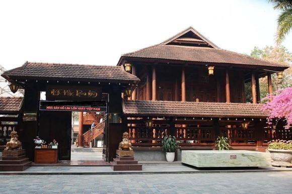 Tọa lạc trong một quần thể du lịch nghỉ dưỡng tại TP Điện Biên Phủ (tỉnh Điện Biên), ngôi nhà sàn bằng gỗ lim nguyên khối rộng gần 500m2 được tổ chức Kỷ lục Việt Nam công nhận là "Nhà sàn gỗ lim lớn nhất Việt Nam". Ảnh: Thuonghieuphapluat nha-san1.jpg