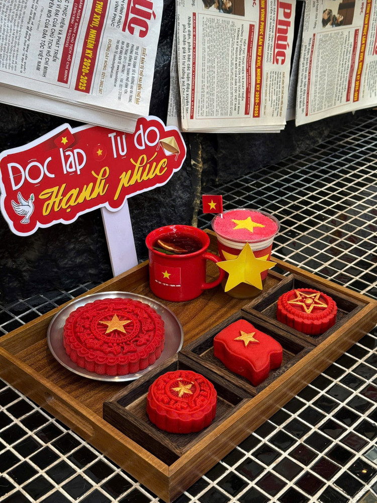 Mỗi chiếc bánh được chế tác tỉ mỉ, mang sắc đỏ của quốc kỳ cùng ngôi sao vàng rực rỡ, ẩn chứa bên trong là những hương vị đa dạng và giàu bản sắc. Ảnh: Facebook banh-trung-thu9.jpg