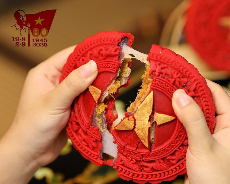 Mẫu bánh trung thu này có vỏ màu đỏ nổi bật với sao vàng 5 cánh ở giữa và nhân. Ảnh: Facebook banh-trung-thu4.jpg