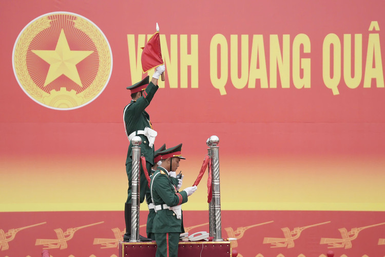 大砲が発射される前に位置を取る準備を整える兵士たち。 anh-phao5.jpg