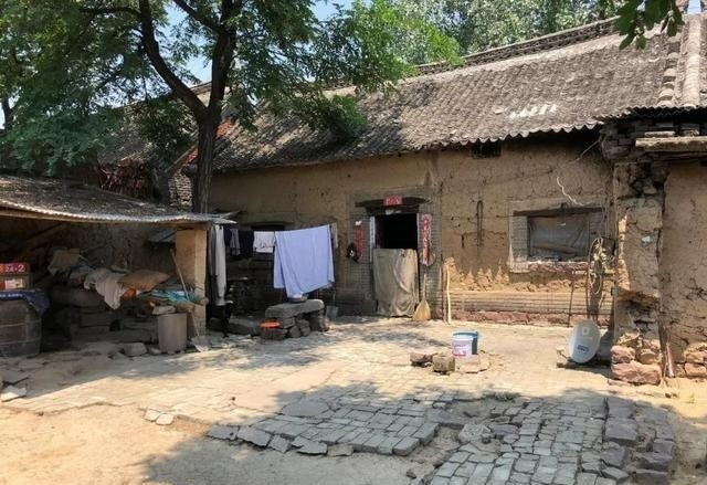 Ngôi nhà của ông Lưu có diện tích rộng và thoáng đãng, nằm ở vùng quê yên bình nhưng đã bị hư hại nặng nề. Ảnh: Sohu ngoi-nha2.jpg