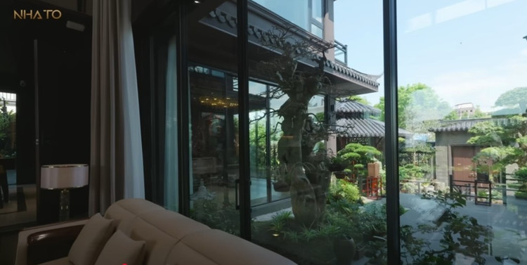 Mặt trước và sau của ngôi nhà đều được thiết kế hệ cửa kính lớn, thoáng, mở rộng tối đa tầm nhìn ra bên ngoài. Ảnh chụp màn hình NhaTo biet-phu6.jpg