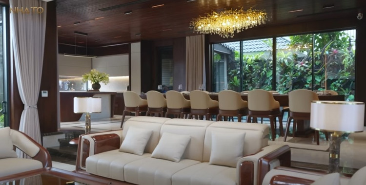 Không gian phòng ăn, phòng bếp được thiết kế giật 3 cấp, tạo điểm nhấn, hiệu ứng cho không gian phân tầng. Ảnh chụp màn hình NhaTo biet-phu8.jpg