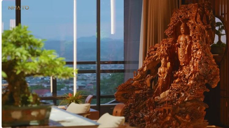 Ngoài chòi thưởng trà ngắm cá, phòng trà tiếp khách, căn biệt phủ còn có một phòng trà dành riêng cho gia chủ. Ảnh chụp màn hình NhaTo biet-phu10.jpg