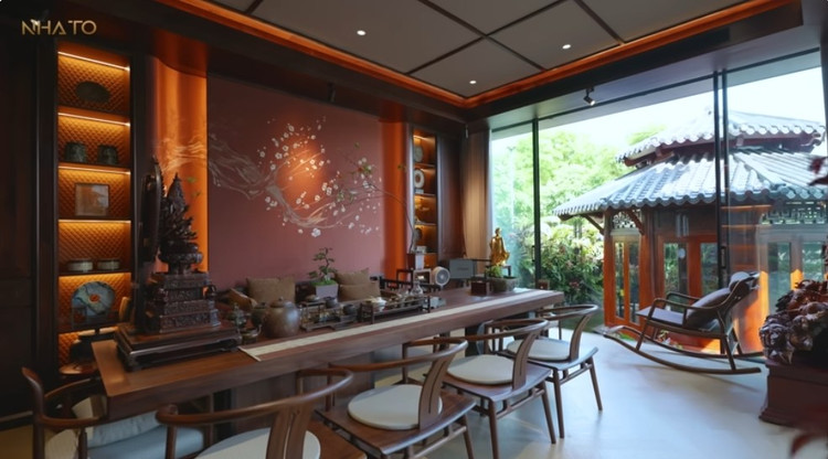 Ấn tượng nhất trong căn biệt thự là không gian phòng trà, được thiết kế theo đúng phong cách trà đạo. Từ phòng trà, gia chủ vừa làm việc, vừa ngắm trọn cảnh quan yên tĩnh bên ngoài. Ảnh chụp màn hình NhaTo biet-phu9.jpg