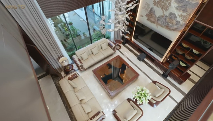 Phòng khách ấn tượng với khoảng thông tầng lớn và hệ cửa kính lớn, từ sàn đến sát trần. Ảnh chụp màn hình NhaTo biet-phu7.jpg