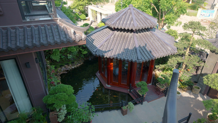 Không gian chòi và hồ cá lấy ý tưởng thiết kế vườn nhiệt đới. Ảnh chụp màn hình NhaTo biet-phu3.jpg