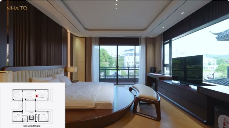 Phòng master dành cho cha mẹ là tổ hợp khép kín giữa ngủ, thay đồ, phòng tắm, với ánh sáng tràn vào từ cửa kính toàn cảnh và tầm nhìn ra thiên nhiên thư thái. Ảnh chụp màn hình NhaTo biet-phu12.jpg