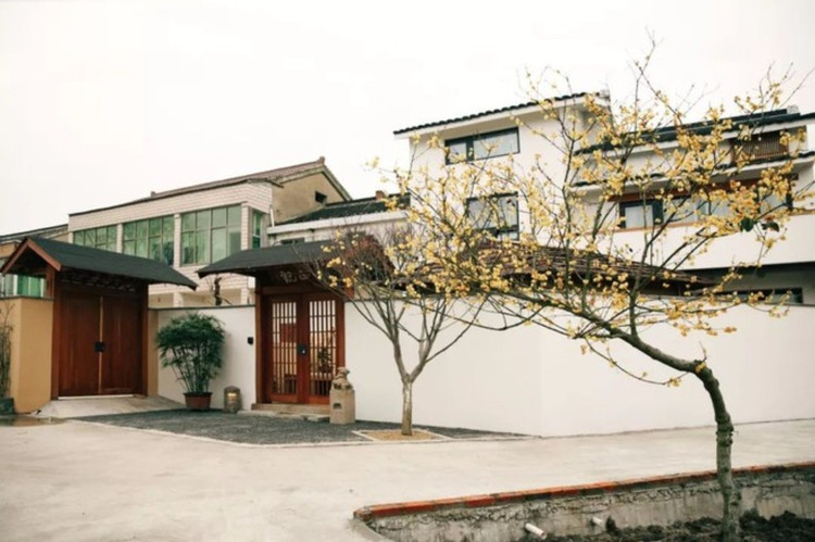 Rui Yan chọn xây nhà theo phong cách kiến trúc nhà vườn Nhật Bản. Tổng diện tích xây dựng 160m2. Trong đó, khu vực nhà ở 90m2, sân vườn rộng khoảng 70m2. Ảnh: Sohu can-nha3.jpg