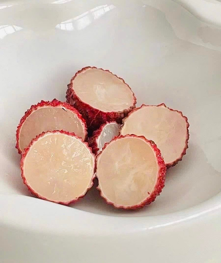 Do mức giá đắt đỏ nên vải thiều Trung Quốc rất kén khách. Mọi người chủ yếu mua làm quà biếu hoặc ăn trải nghiệm. Ảnh: Facebook vai-thieu8.jpg
