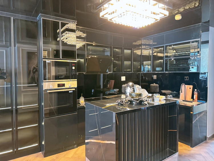 Khu bếp có gam màu đen chủ đạo, mang đến sự sang trọng. Ảnh: FB Nguyên Vũ penthouse5.jpg