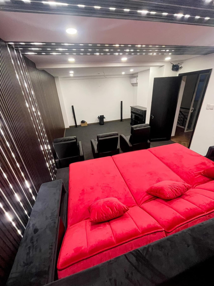 Phòng chiếu phim hiện đại ngay trong nhà. Ảnh: FB Nguyên Vũ penthouse9.jpg