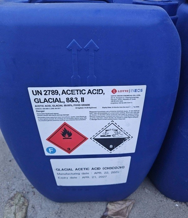Nguyên liệu để sản xuất giấm giả là axit công nghiệp. Ảnh CACC anh-2-15.jpg