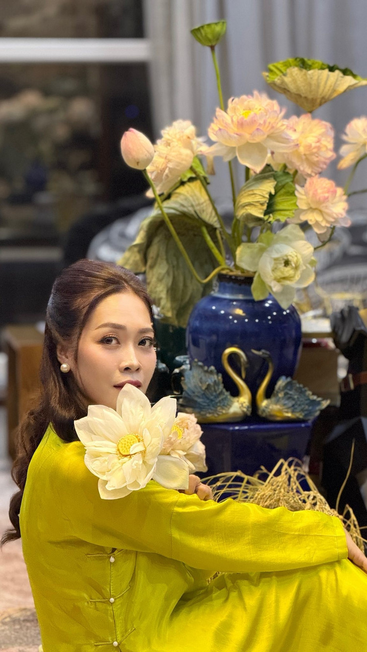 BTV Hoàng Trang có niềm đam mê đặc biệt với nghệ thuật cắm hoa. Gần đây, nữ MC mê cắm hoa sen. Ảnh: FB Trang Hoang can-nha3.jpg