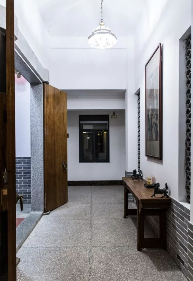Nội thất gỗ nổi bật trên nền trắng tinh khiết giúp không gian thêm phần ấm cúng. Ảnh: Sohu biet-thu10.jpg