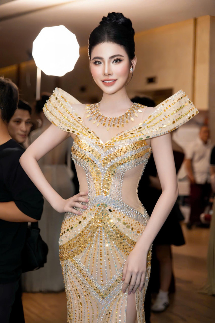 Trang phục nổi bật với thiết kế vai xếp lớp như đôi cánh, gợi liên tưởng đến hình ảnh người phụ nữ hiện đại đang sải cánh vượt giới hạn, truyền cảm hứng sống tích cực.
