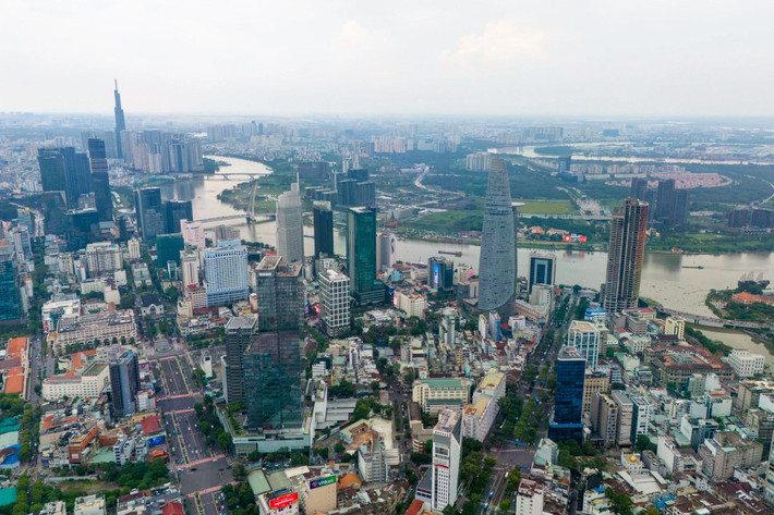 Theo báo cáo Đại lộ bán lẻ thế giới 2024 của Cushman & Wakefield, giá thuê mặt bằng bán lẻ tại đường Đồng Khởi đạt 368 USD/feet vuông/năm, tương đương khoảng 330 USD/m2/tháng. Với mức giá này, Đồng Khởi tiếp tục nằm trong nhóm 15 tuyến phố thương mại đắt nhất toàn cầu, xếp vị trí thứ 14.